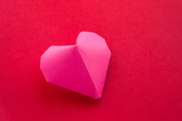 Origami Coeur Papier Rose Isolé Sur Fond Rouge Blanc Carte — Photo