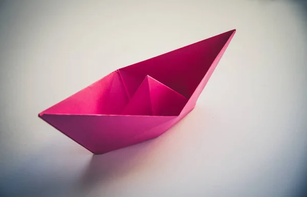 Рожевий Паперовий Човен Орігамі Ізольований Порожньому Білому Тлі — стокове фото