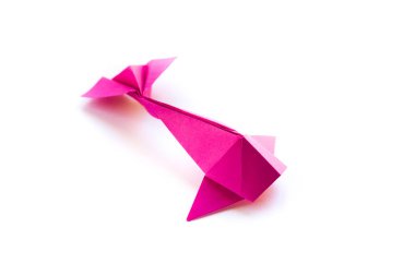 Pembe kağıt balığının origamisi beyaz bir arkaplanda izole edilmiş.