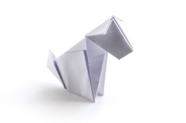 Kağıt köpek origamisi boş bir arkaplanda izole edildi.