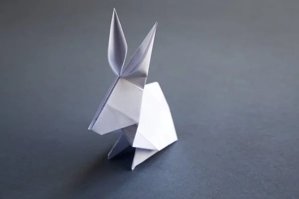Papel Blanco Origami Conejo Aislado Sobre Fondo Gris Blanco — Foto de Stock
