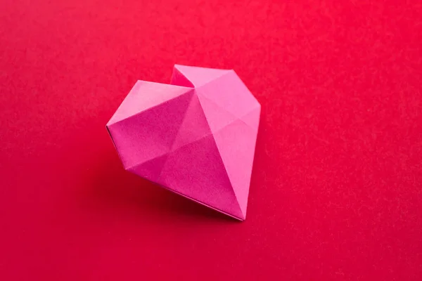 Origami Corazón Papel Rosa Aislado Sobre Fondo Rojo Blanco Tarjeta — Foto de Stock