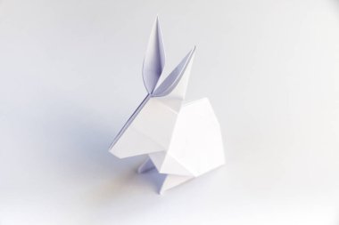 Kağıt tavşan origamisi beyaz bir arkaplanda izole edilmiş..