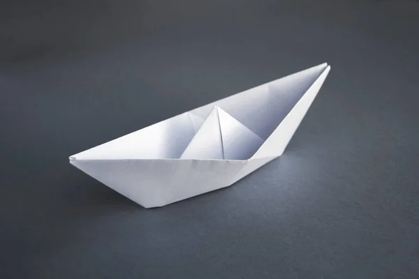 Papel Blanco Barco Origami Aislado Sobre Fondo Gris Blanco —  Fotos de Stock