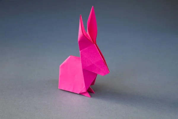 Origami Conejo Papel Rosa Aislado Sobre Fondo Gris Blanco —  Fotos de Stock