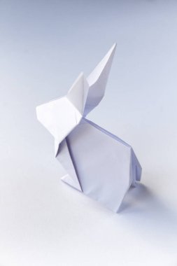 Kağıt tavşan origamisi beyaz bir arkaplanda izole edilmiş..