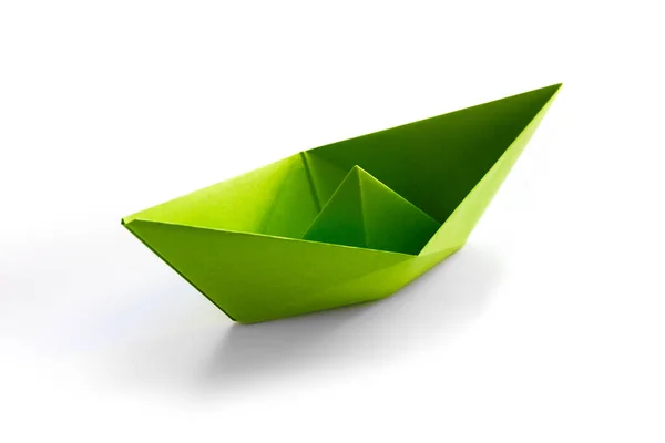 Зеленая Бумага Лодка Оригами Изолированы Белом Фоне — стоковое фото