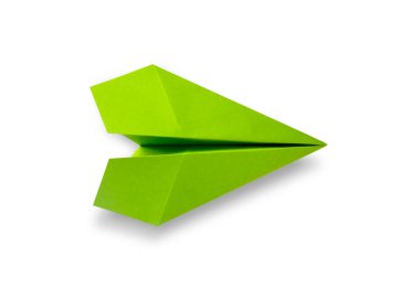 Yeşil kağıt uçak origamisi boş beyaz bir arkaplanda izole edildi