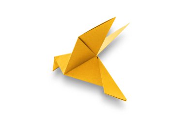 Sarı kağıt güvercin origamisi boş beyaz bir arkaplanda izole edildi.