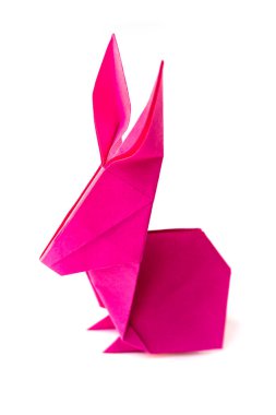 Pembe kağıttan tavşan origamisi boş beyaz bir arkaplanda izole edilmiş..