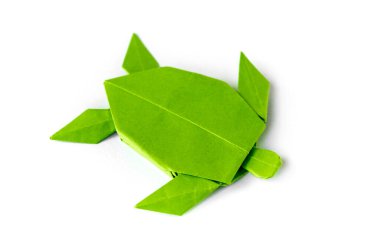Yeşil kağıt kaplumbağa origamisi boş beyaz bir arkaplanda izole edildi