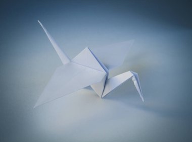 Beyaz kağıt vinç origamisi boş bir arkaplanda izole edildi.