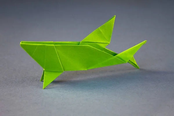 Groen Papier Haai Origami Geïsoleerd Een Lege Grijze Achtergrond — Stockfoto