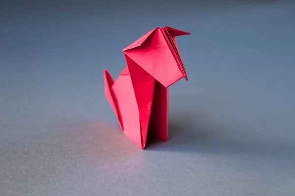 Origami Perro Papel Rojo Aislado Sobre Fondo Gris Blanco — Foto de Stock