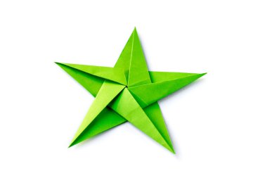 Yeşil kağıt yıldız origamisi boş beyaz bir arkaplanda izole edildi.