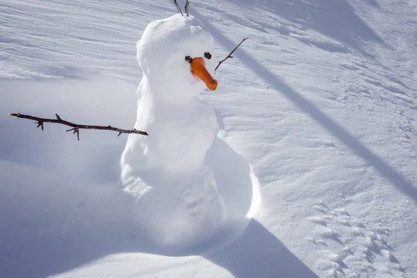 Χιονάνθρωπος Στο Χιόνι Χειμώνα Ηλιόλουστη Μέρα — Φωτογραφία Αρχείου