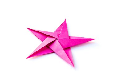 Pembe kağıt yıldız origamisi boş beyaz bir arkaplanda izole edildi.