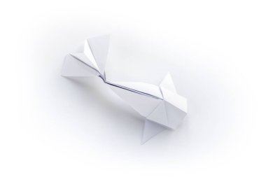 Kağıt balığı origamisi boş beyaz bir arkaplanda izole edilmiş.