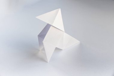Kağıt tavuk origamisi beyaz bir arkaplanda izole edilmiş. Cocotte en paper