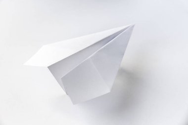 Kağıt düzlem origamisi boş bir arkaplanda izole edildi