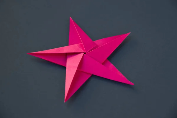 Rosafarbener Papierstern Origami Isoliert Auf Einem Leeren Grauen Hintergrund — Stockfoto