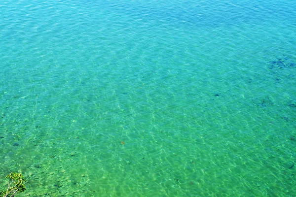 Água cristalina do lago azul-turquesa Fotos De Bancos De Imagens Sem Royalties