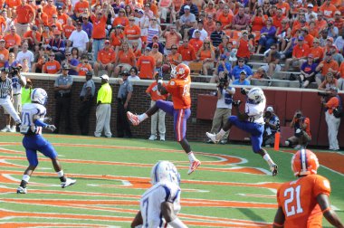 Clemson'ın Dwayne Allen bir gol geçiş yakalar