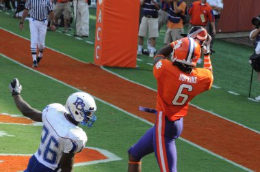 Clemson'ın Tajh Boyd bir gol geçiş Deandre Hopkins için atar.