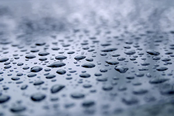 Gotas de agua en un coche verde recién encerado —  Fotos de Stock