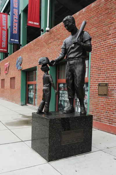 TED Ουίλιαμς άγαλμα στο πάρκο fenway στη Βοστώνη Μασαχουσέτη — Φωτογραφία Αρχείου