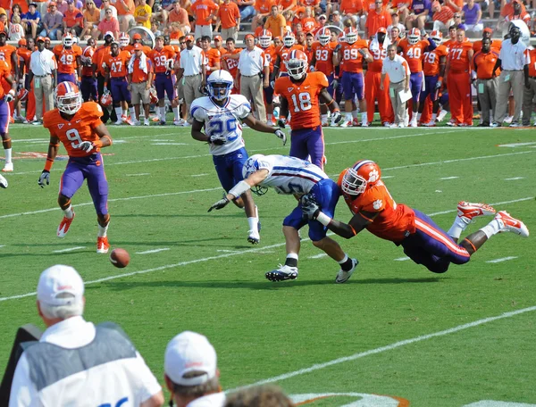 Presbyterian's quarterback fumbles — Stock Photo, Image