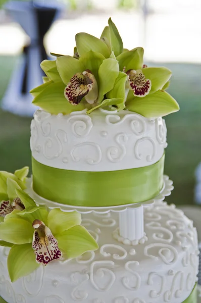 Vrcholem svatební dort — Stock fotografie