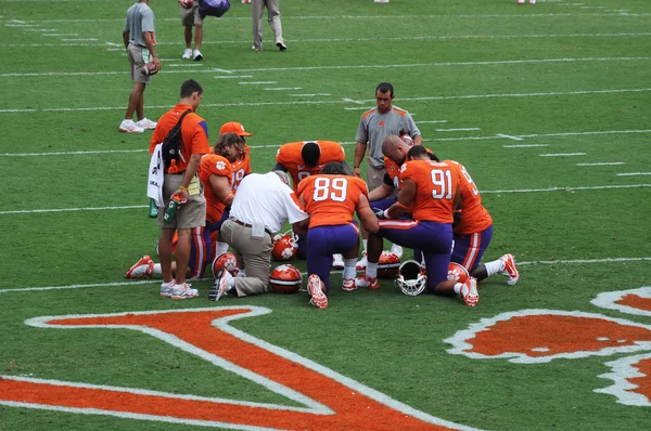 Clemson fotbalových hráčů a trenérů se modlí před fotbal Royalty Free Stock Fotografie
