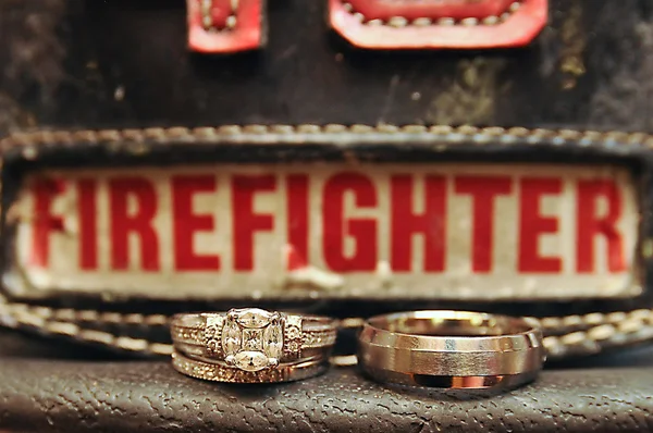 Snubní prsteny na hasiče klobouk Stock Fotografie