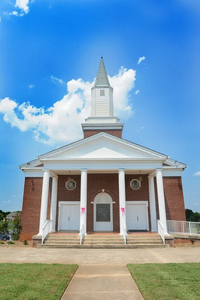 Mavi gökyüzü karşı küçük kilise — Stok fotoğraf