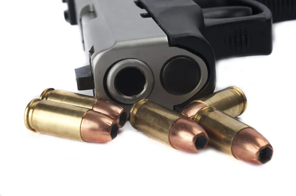 Pistol med ammunition — Stockfoto
