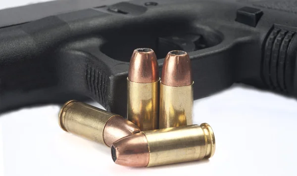 Närbild på pistol med ammunition — Stockfoto