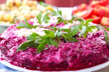 bir kürk manto salata ringa