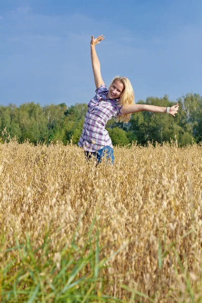 Flicka på ett fält — Stockfoto