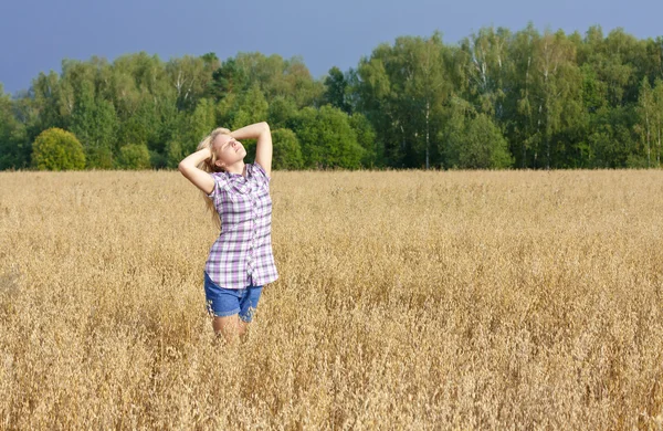 Menina em um campo Imagem De Stock