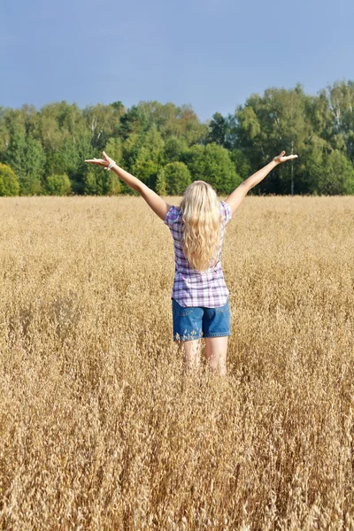 Meisje in een veld — Stockfoto