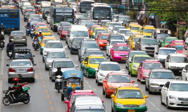 Bangkok ana cadde üzerinde yoğun trafik.