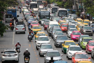 Bangkok ana cadde üzerinde yoğun trafik.