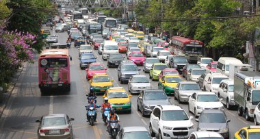 Bangkok ana cadde üzerinde yoğun trafik.