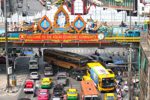 Reger verkehr auf der hauptstrasse in bangkok. — Stockfoto