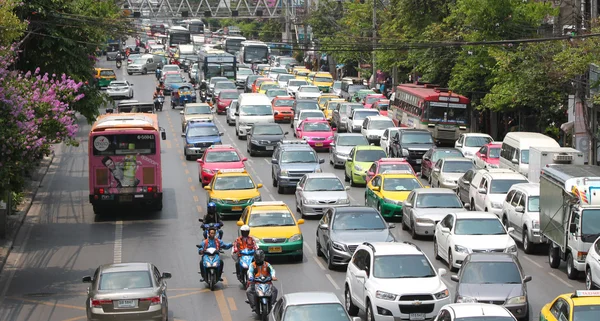 Bangkok ana cadde üzerinde yoğun trafik.