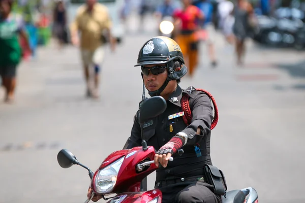 Homem da polícia em uma moto — Fotografia de Stock