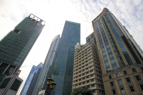 Modernas siluetas de cristal de rascacielos en el distrito financiero — Foto de Stock