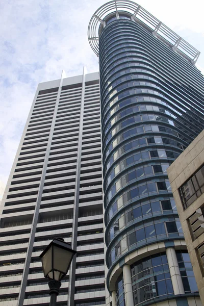Modernas siluetas de cristal de rascacielos en el distrito financiero —  Fotos de Stock