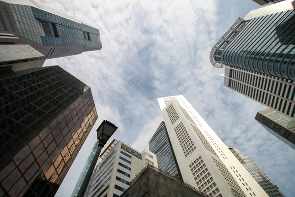 Silhuetas de vidro modernas de arranha-céus no distrito financeiro — Fotografia de Stock